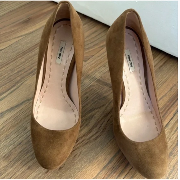 MIU MIU CAMEL SUEDE PUMPS - Picture 9 of 10